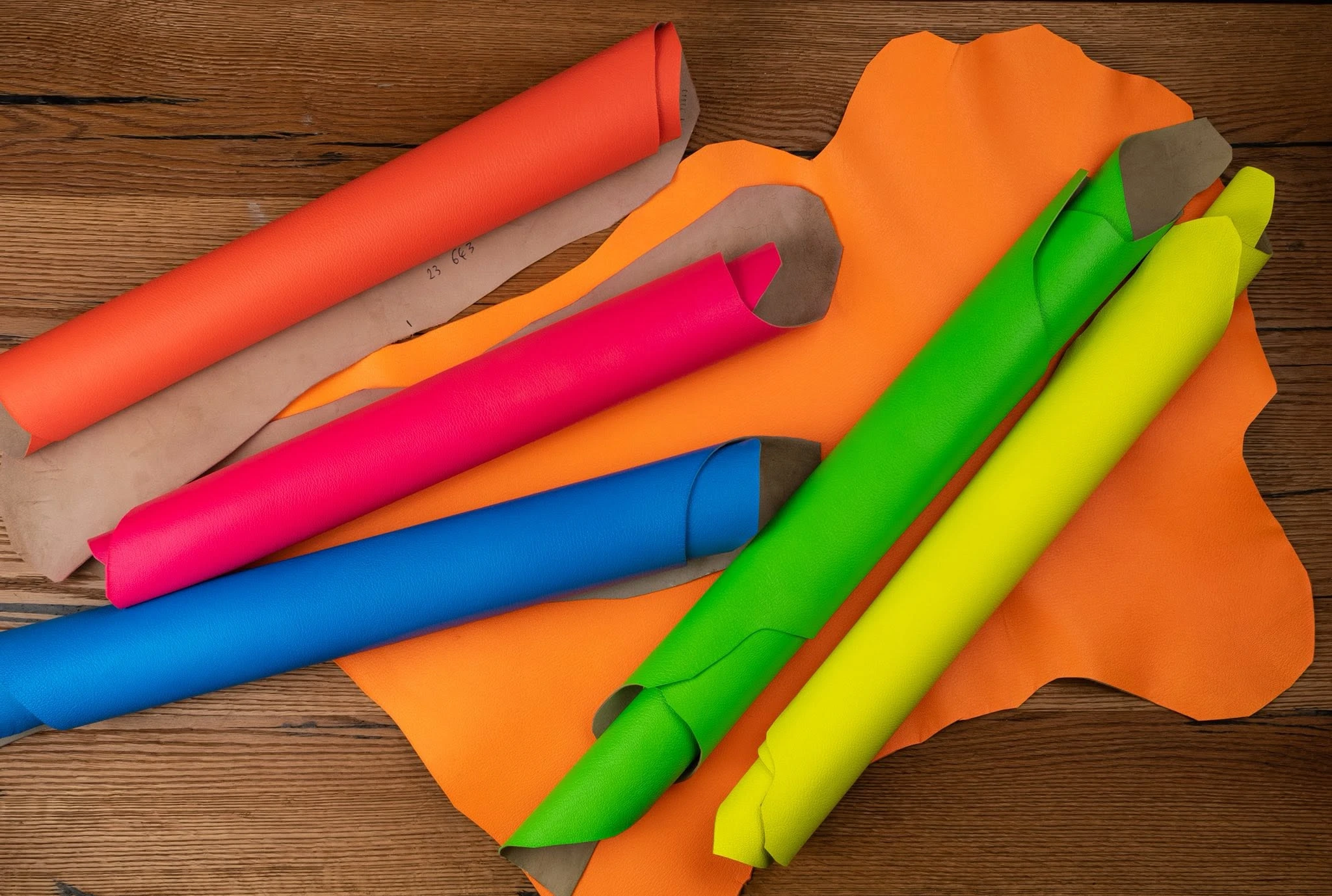 Da Chèvre Sully Fluo là gì? Da dê tông rực làm lớp lót tương phản